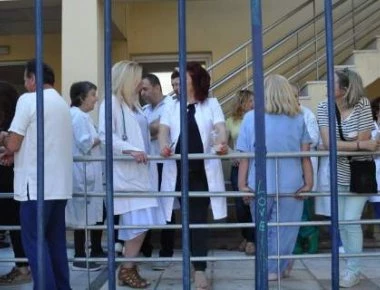 Αναδρομικά τριών ταχυτήτων για ένστολους, πανεπιστημιακούς, γιατρούς
